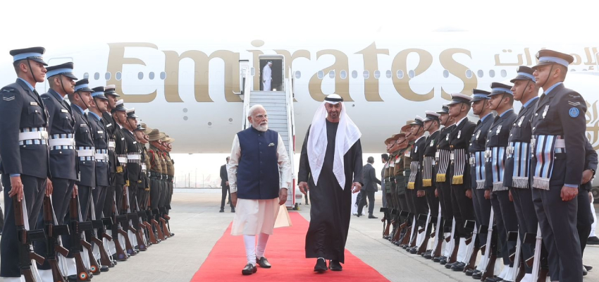 एयरपोर्ट पहुंच कर पीएम नरेंद्र मोदी ने यूएई के राष्ट्रपति शेख मोहम्मद का किया स्वागत, रिश्तों में दिखी गर्मजोशी