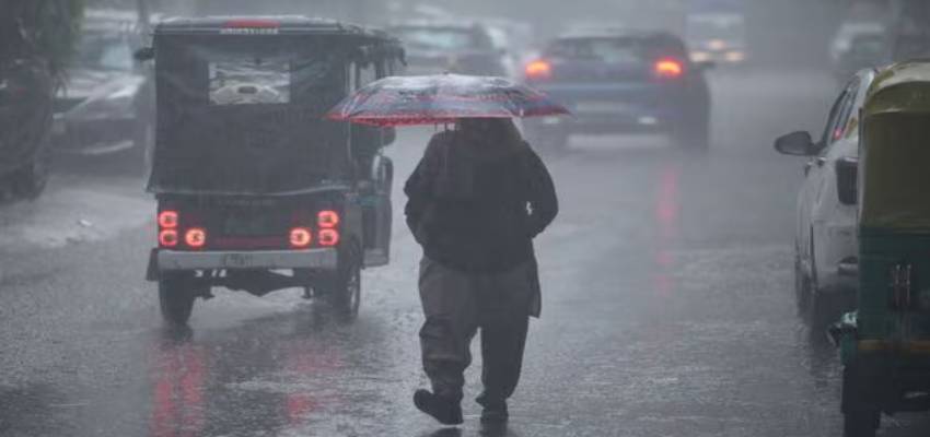 Aaj Ka Mausam: दिल्ली-हरियाणा समेत 10 राज्यों में बादलों की दस्तक, पहाड़ों पर भी बारिश; जानें आज का मौसम