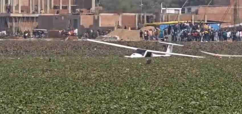 UP NEWS: प्रयागराज में तालाब में गिरा एयर फोर्स का ट्रेनी विमान, पायलट सुरक्षित