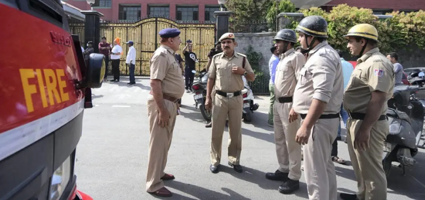 नोएडा में स्कूल को बम से उड़ाने की मिली धमकी, मौके पर पहुंची पुलिस, सर्च ऑपरेशन जारी