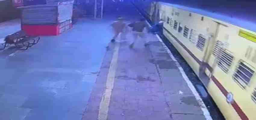 भिवानी में रेलवे जंक्शन पर चलती ट्रेन से गिरा बुजुर्ग, ट्रेन-प्लेटफार्म के बीच फंसा, RPF के जवानों ने खींचकर निकाला