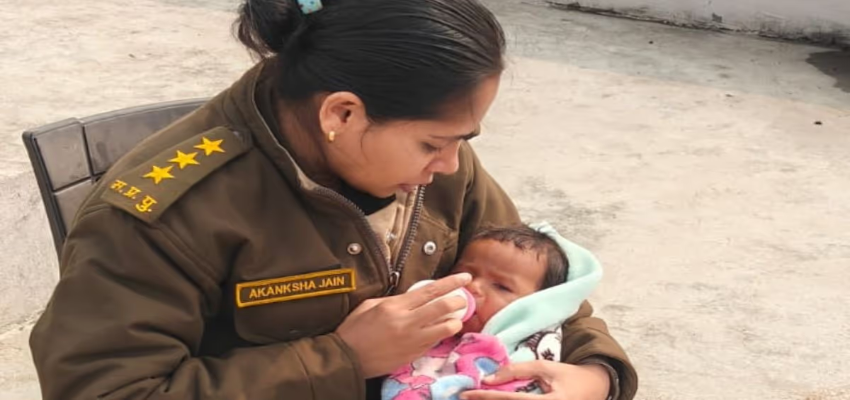 पुलिस की वर्दी में दिखी इंसानियत, छापा पड़ा तो नवजात को छोड़ कर भागी मां; लेडी अफसर ने पिलाया दूध
