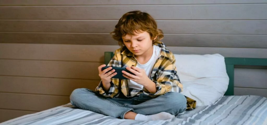 क्या आपक बच्चा भी खेलता है ऑनलाइन गेम, दिखें ये लक्षण तो हो जाएं सर्तक; आ सकता है सुसाइड का ख्याल!