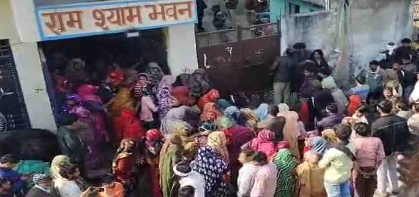 Mathura News:मथुरा में दिल दहला देने वाली घटना, पति-पत्नी और 3 बच्चों ने जहर खाकर दी जान, इलाके हड़कंप