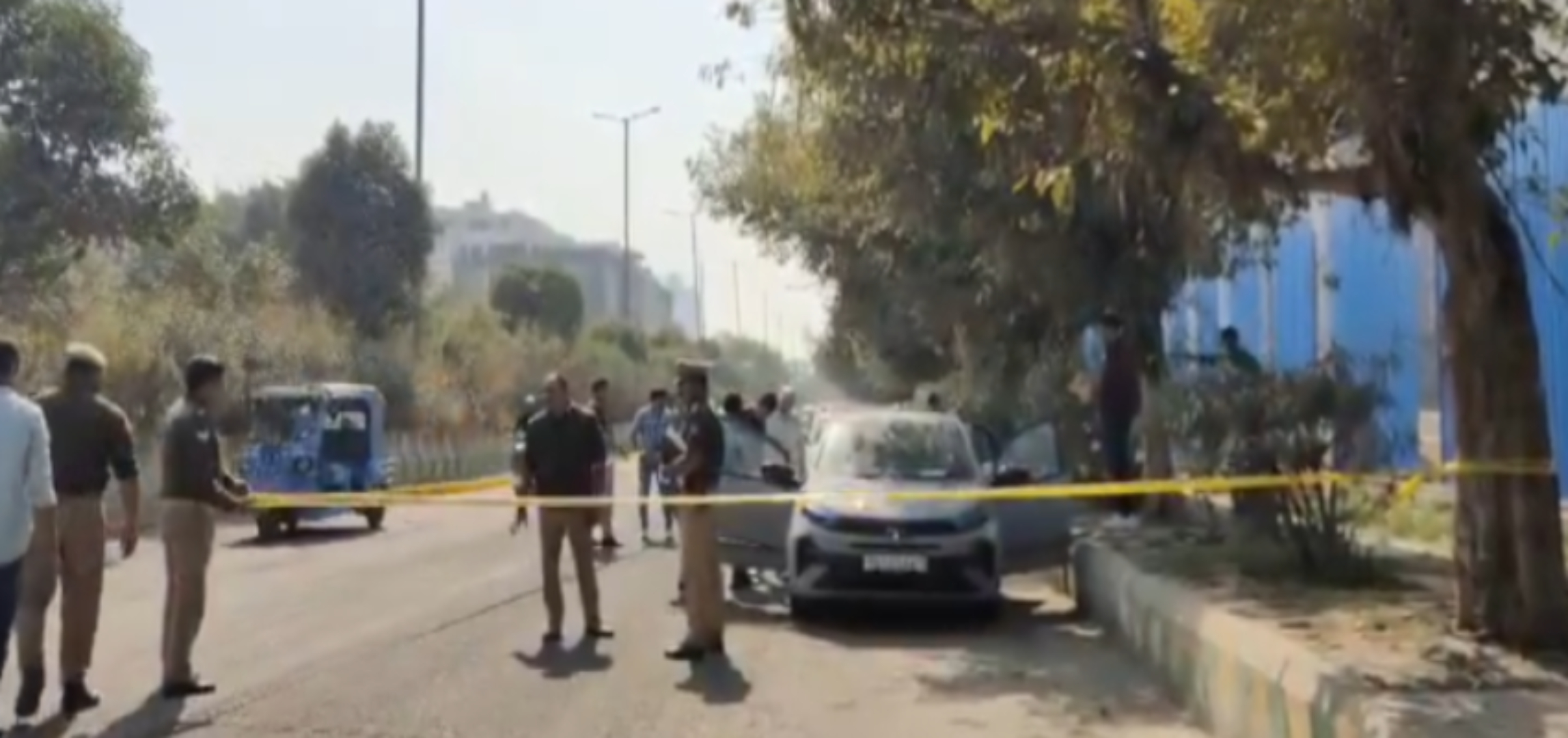 वैलेंटाइन डे पर नोएडा में मचा हड़कंप, कार से लड़का-लड़की के शव बरामद; दोनों को लगी गोली