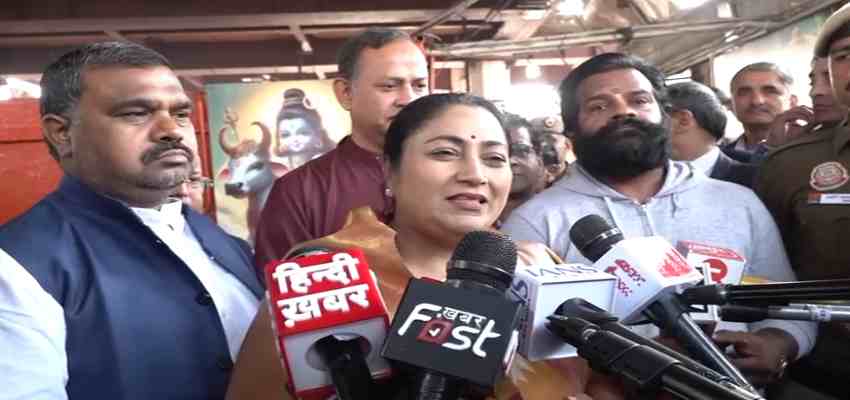एक साल पूरे होने पर दिल्ली CM रेखा गुप्ता ने हनुमान मंदिर में की पूजा-अर्चना, जनता से किया बड़ा वादा