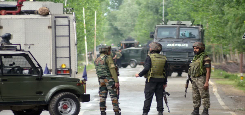 जम्मू-कश्मीर में बड़ी आतंकी साजिश नाकाम, बैग में रखा गया था मौत का सामान