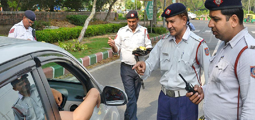 ट्रैफिक नियम महिलाओं और पुरुषों पर बराबर लागू, पुरुष पुलिस अधिकारी रोक सकते हैं महिला ड्राइवर