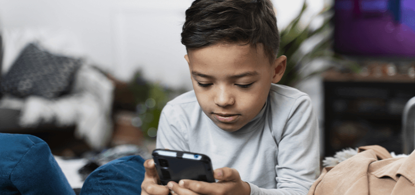 Tech Update: बच्चों को मोबाइल की लत से कैसे बचाएं? पेरेंट्स जरूर अपनाएं ये स्मार्ट टिप्स