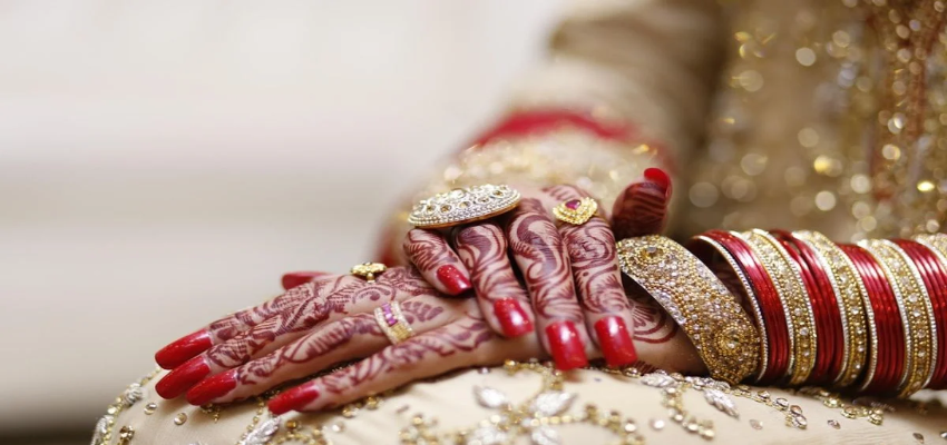 
							सनकी आशिक ने प्यार में लांघ दी सीमा, जयमाला होते ही दुल्हन पर उतार दी गोली