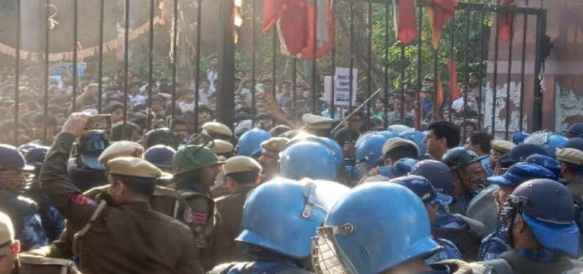 
							आधी रात को JNU कैंपस में फिर बवाल, प्रशासन और छात्र आमने-सामने; जानें क्या है पूरा मामला?