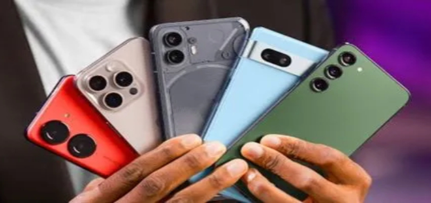 
							Tech Update: मोबाइल खरीदना होगा महंगा? चिप की कमी से कंपनियों की बढ़ी चिंता