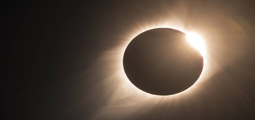 
							Chandra Grahan 2026: आज कितने बजे लगेगा साल का पहला चंद्र ग्रहण, घर की सुख-शांति के लिए करें ये उपाय