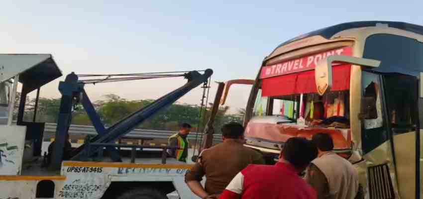 Hathras Road Accident: यमुना एक्सप्रेसवे पर भीषण हादसा, इको और बस की टक्कर में 6 की मौत, 6 घायल
