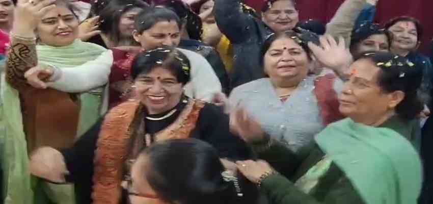 महिलाओं ने खेली अनोखी होली, फूलों और प्राकृतिक रंगों से दिया पर्यावरण संरक्षण का संदेश