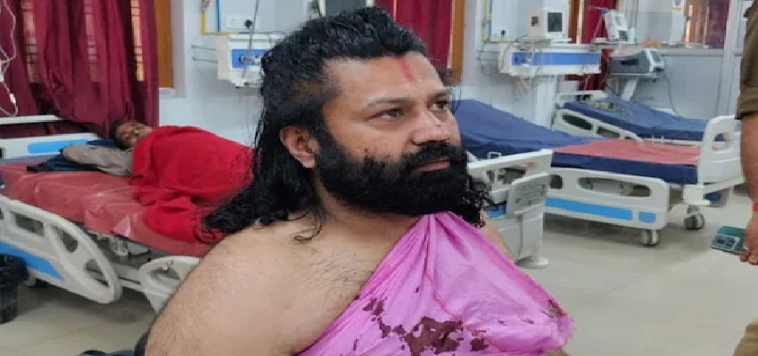 
							Prayagraj Crime: अविमुक्तेश्वरानंद पर केस करने वाले आशुतोष ब्रह्मचारी पर जानलेवा हमला, टॉयलेट में छिपकर बचाई जान