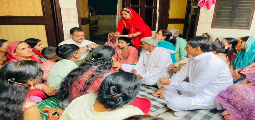 
							सोनीपत में किसान परिवार की शादी में अचानक पहुंचे राहुल गांधी, दुल्हन को दिया दिल छू लेने वाला आशीर्वाद