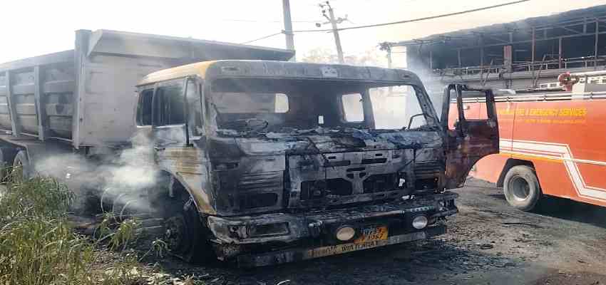 HARYANA NEWS: रोहतक में ट्रक का फटा टायर, लगी भीषण आग; CNG सिलेंडर ब्लास्ट की वजह से फर्नीचर शोरूम में भी आग