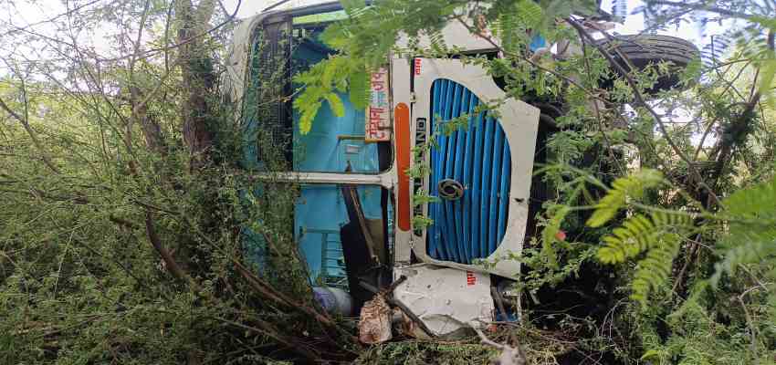 उचाना में डिवाइडर से टकराकर पलटी बस, 50 से अधिक सवारियां थी मौजूद, वीडियो कॉल पर बात कर रहा था ड्राइवर