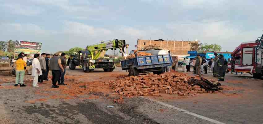 UP News: मुरादाबाद में भीषण सड़क हादसा, ट्रैक्टर-ट्रॉली से टकराई कार, 4 लोगों की दर्दनाक मौत