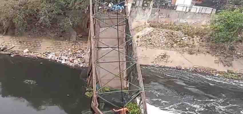 दिल्ली में हादसा: लोहे का पुल गिरने से महिला की मौत, इलाके में अफरा-तफरी