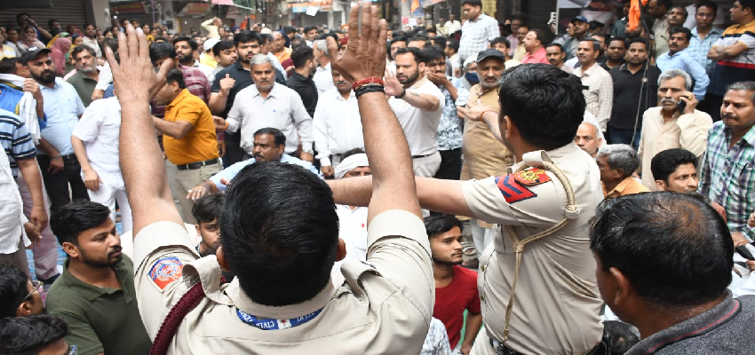 पालम अग्निकांड के बाद शोक सभा में भिड़े AAP-BJP नेता, धक्का-मुक्की में बढ़ा तनाव