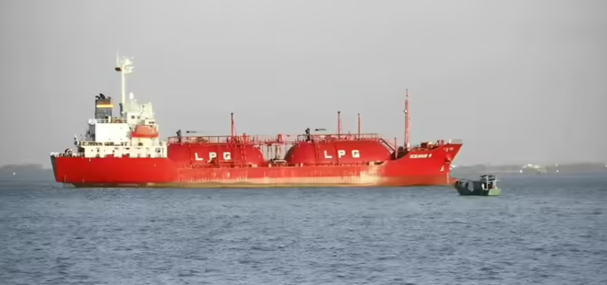 
							LPG सप्लाई पर बड़ी राहत, होर्मुज स्ट्रेट पार करने की तैयारी में 2 भारतीय गैस टैंकर