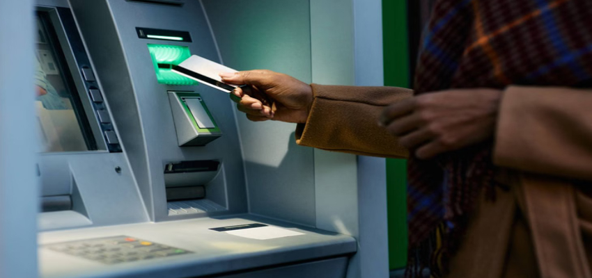 
								ATM  Rule Change: 1 अप्रैल से ATM से पैसे निकालना होगा महंगा! HDFC-PNB ने लागू किए नए नियम