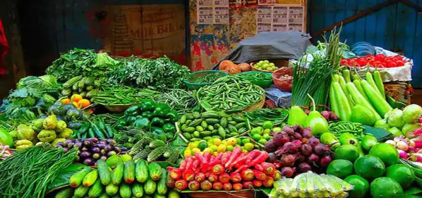 नवरात्रि और मौसम का असर...दिल्ली-नोएडा में फल-सब्जियां महंगी, आम लोगों के जेब पर बढ़ा बोझ