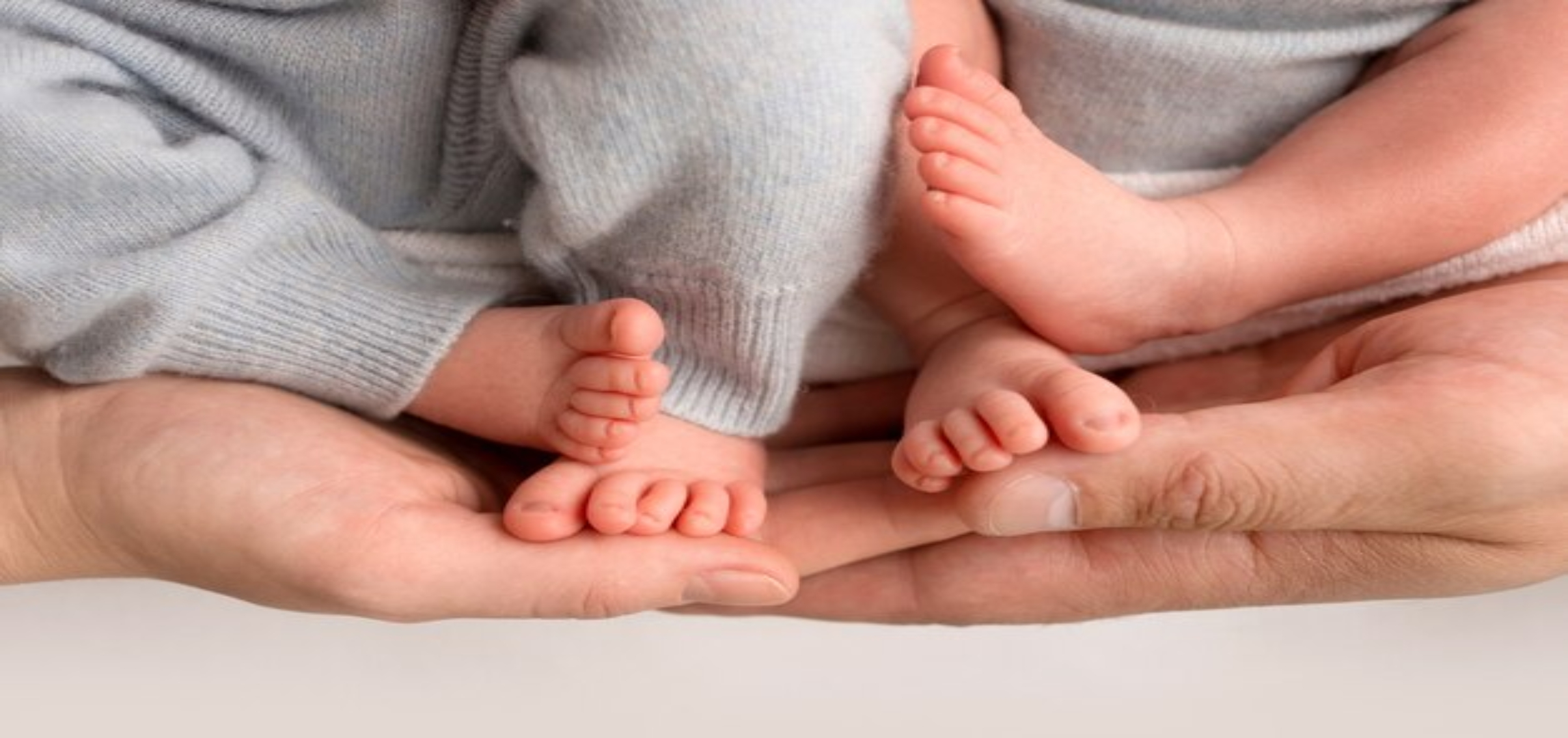 अलीगढ़ में अजब-गजब! महिला ने दिया एक धड़ वाले जुड़वा बच्चों का जन्म, ऐसा करने पर मां की हुई मौत