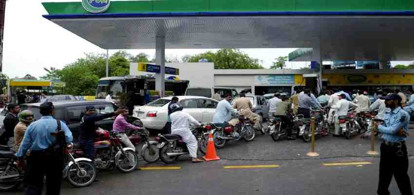 
							मिडिल ईस्ट में तनाव के बाद पाकिस्तान में ईंधन संकट, कीमतों में 200% उछाल