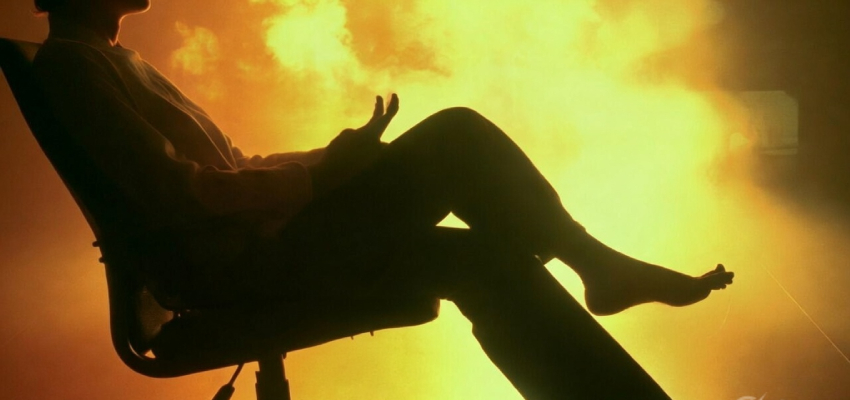 सावधान! घंटों बैठे रहने से बढ़ रहा डीप वेन थ्रोमबोसिस का रिस्क, इन लोगों के लिए बन सकती है जानलेवा