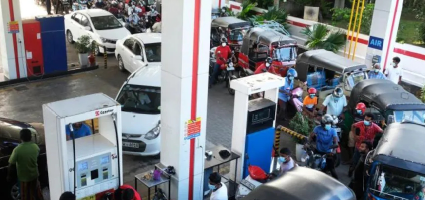 अफवाहों से मचा पेट्रोल-डीजल संकट का डर, तेल कंपनियों ने किया खुलासा