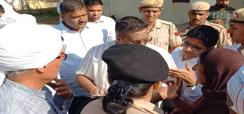 14 साल से न्याय की तलाश में भटक रही महिला, मंत्री के काफिले के सामने रोते हुए लगाई गुहार, सुनाई अपनी आपबीती