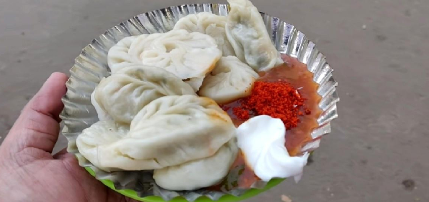 ग्रेटर नोएडा में मोमोज खाने से 12 लोग बीमार, फूड पॉइजनिंग की आशंका