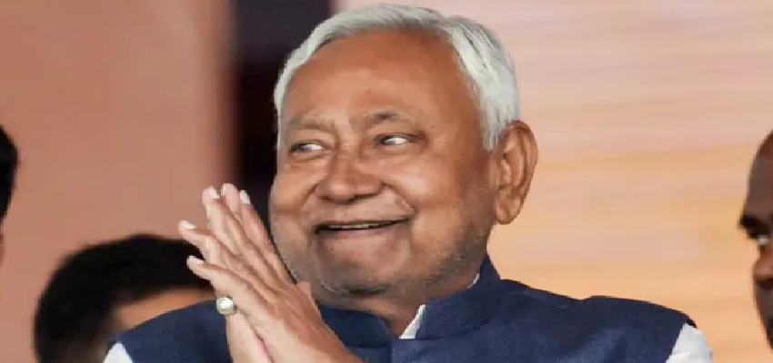 
								Bihar Politics: राज्यसभा शपथ से पहले सदस्यता विवाद, क्या नीतीश कुमार को देना होगा इस्तीफा?