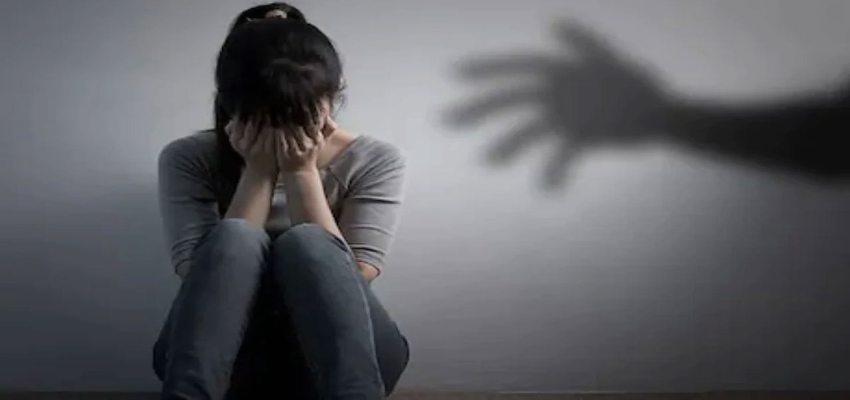 
							120 पुरुषों के साथ पत्नी का किया सौदा! जबरन यौन संबंध बनाने के लिए किया मजबूर