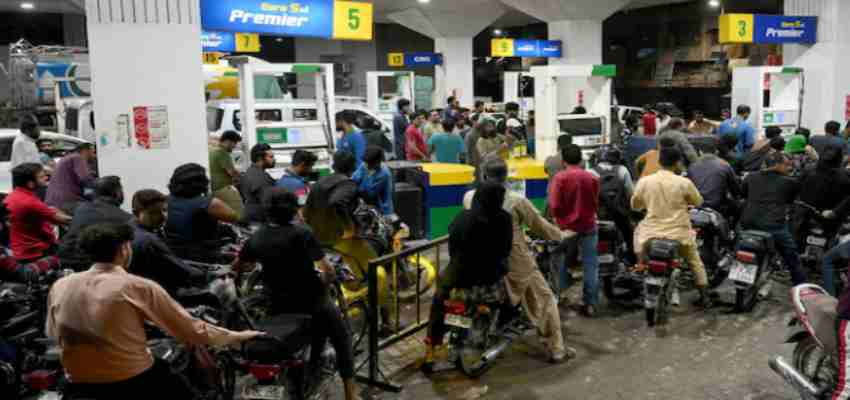 
							पाकिस्तान में महंगाई का कहर, गैस 3,500 रुपये, आटा 160 रुपये, ईरान-अमेरिका जंग से जनता बेहाल