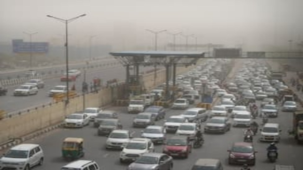 दिल्ली-NCR में प्रदूषण पर सख्ती, GRAP-1 लागू; जानें किन चीजों पर लगी पाबंदी और आम लोगों पर क्या होगा असर