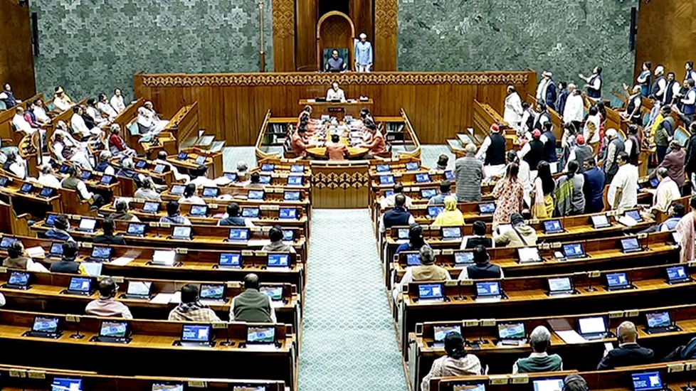 लोकसभा में महिला आरक्षण बिल गिरा, पक्ष में 298 तो विपक्ष में 230 वोट पड़े