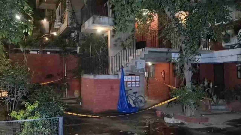Delhi Crime News: पैसों के लिए पड़ोसी ने खेला खून का खेल, पिता-पुत्र को उतारा मौत के घाट