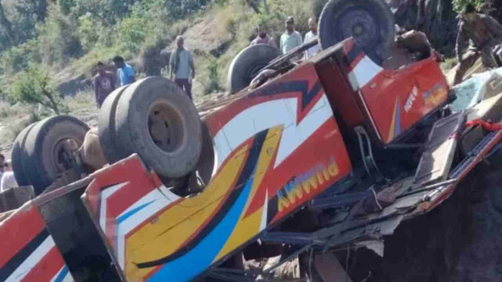 जम्मू के रामनगर में दर्दनाक सड़क हादसा, पहाड़ से गिरी बस, 16 यात्रियों की मौत