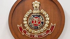 दिल्ली में नकली मोबाइल प्रोडक्ट फैक्ट्री का भंडाफोड़, दो आरोपी गिरफ्तार