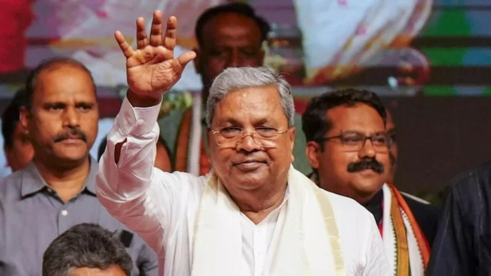 Karnataka CM Resignation: सिद्धारमैया ने राज्यपाल सचिव को सौंपा इस्तीफा, बोले - आलाकमान के आदेश का पालन...