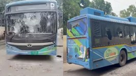 दिल्ली में सड़क हादसे...DTC बस की टक्कर से 12 साल की बच्ची की मौत, भीड़ ने बस में की तोड़फोड़