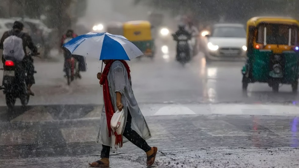 Kal Ka Mausam: UP-बिहार समेत इन राज्यों में दिखेगा मानसून का असर, दिल्ली में इस दिन बरसेंगे बादल; पढ़े वेदर अपडेट