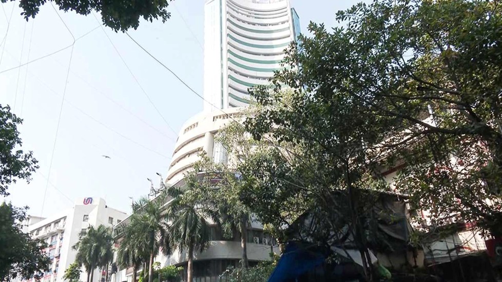 Stock Market Crash: शेयर बाजार में हाहाकार, सेंसेक्स 525 अंक लुढ़का; निफ्टी 22,600 के नीचे