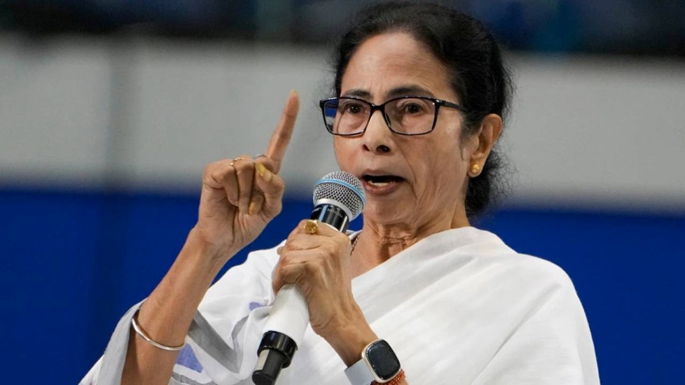 TMC vs TMC आमने-सामने...पार्टी के नाम और चुनाव चिह्न मामले में ममता ने आयोग को भेजा जवाब, बागी गुट की तैयारी जारी