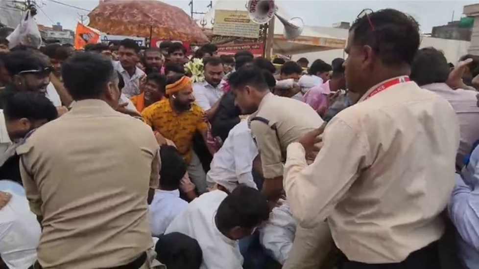 उज्जैन के नागचंद्रेश्वर मंदिर में करंट की अफवाह से मची भगदड़, दर्शन करने पहुंचे कई श्रद्धालुओं की तबीयत बिगड़ी
