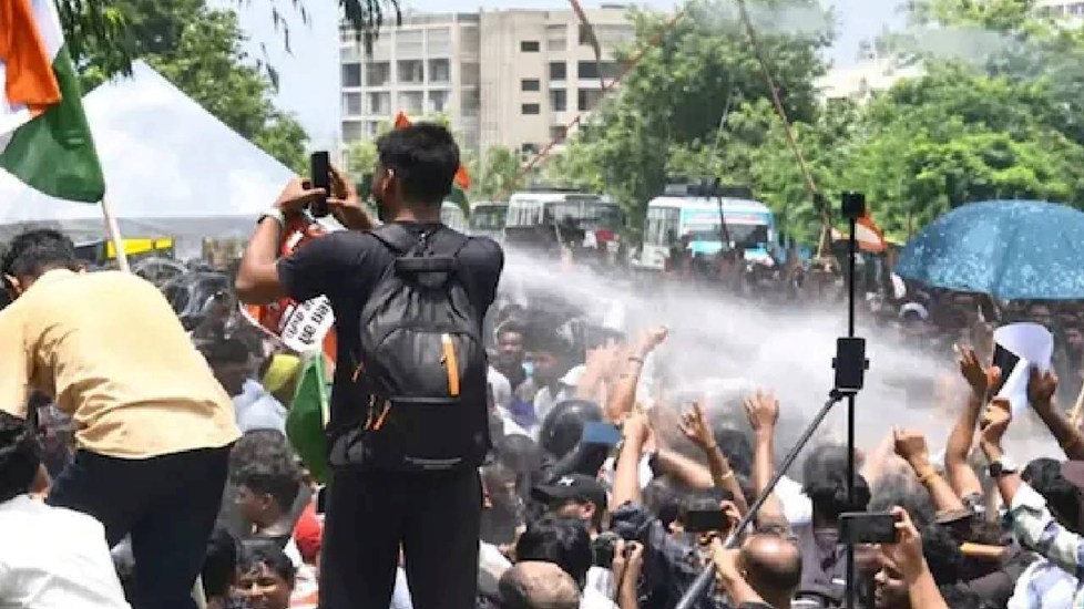 Jharkhand Student Protest: प्रदर्शनकारी छात्रों पर पुलिस ने चलाई लाठी, प्रदर्शनकारियों ने आखिरी बैरिकेड को तोड़ा